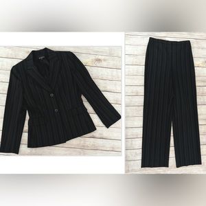 Women’s 2-Piece Tahari Pants Suit